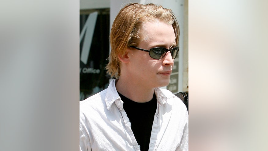 macauley culkin sunglasses x17.jpg